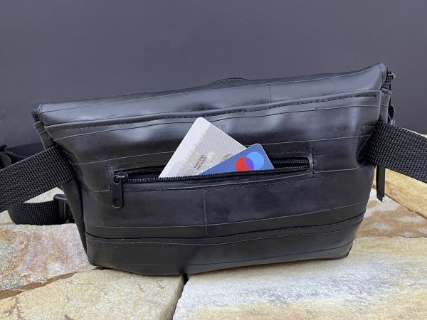 Vegane Hüfttasche mit rückwärtigem Reißverschlussfach